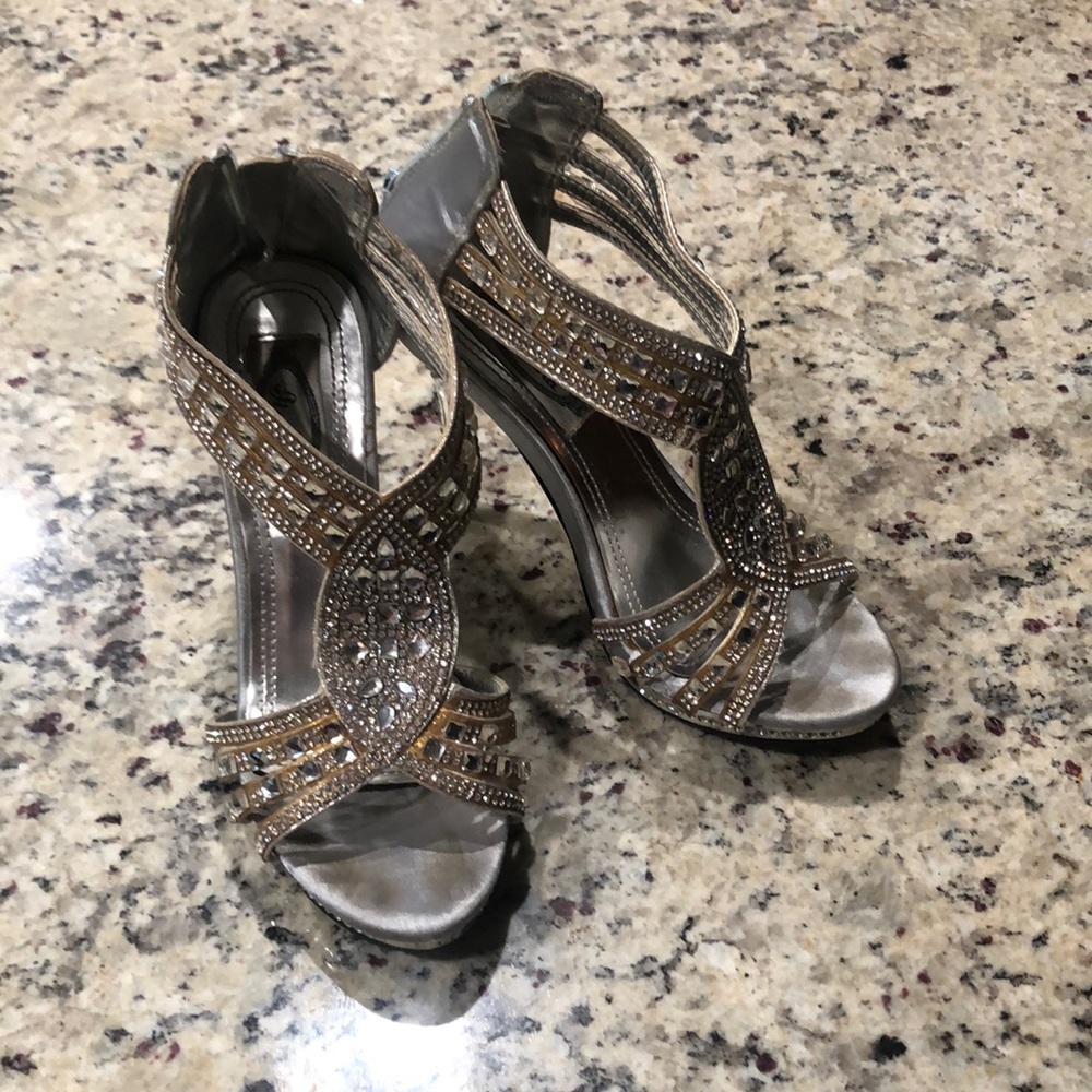 Italia. Size 7. Silver & Gold heels.